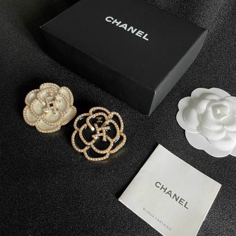 Chanel Brooch 03yxs340